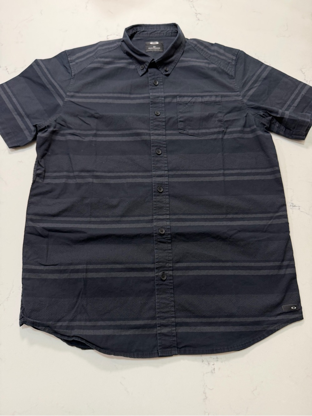 Oakley Men's Short Sleeve Button Front Shirt Size S Black Grey